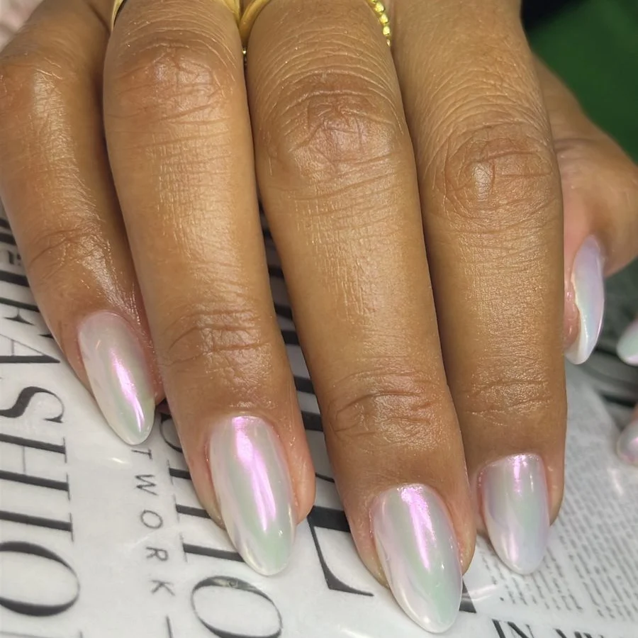 Nail art com detalhes florais