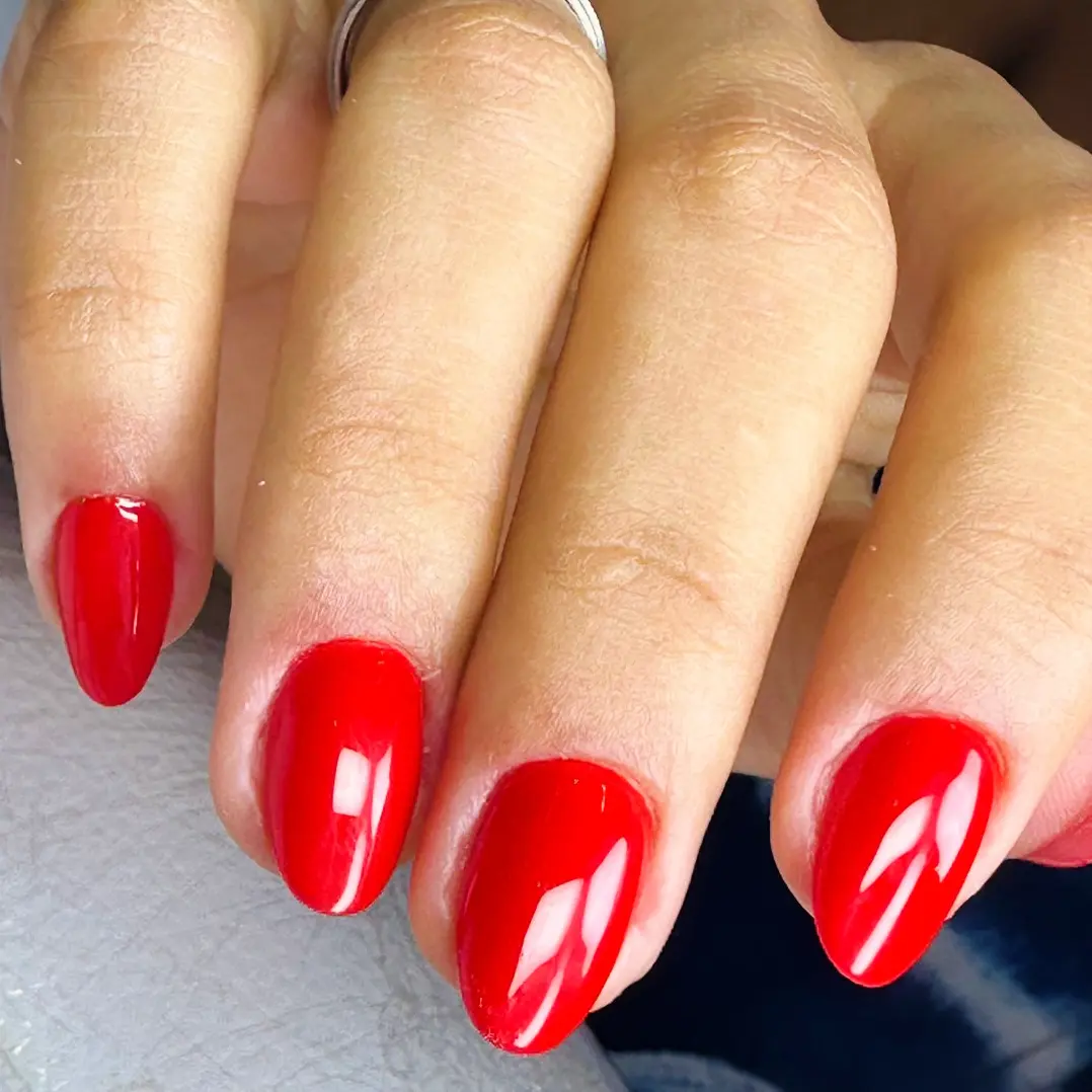 Unhas com glitter dourado