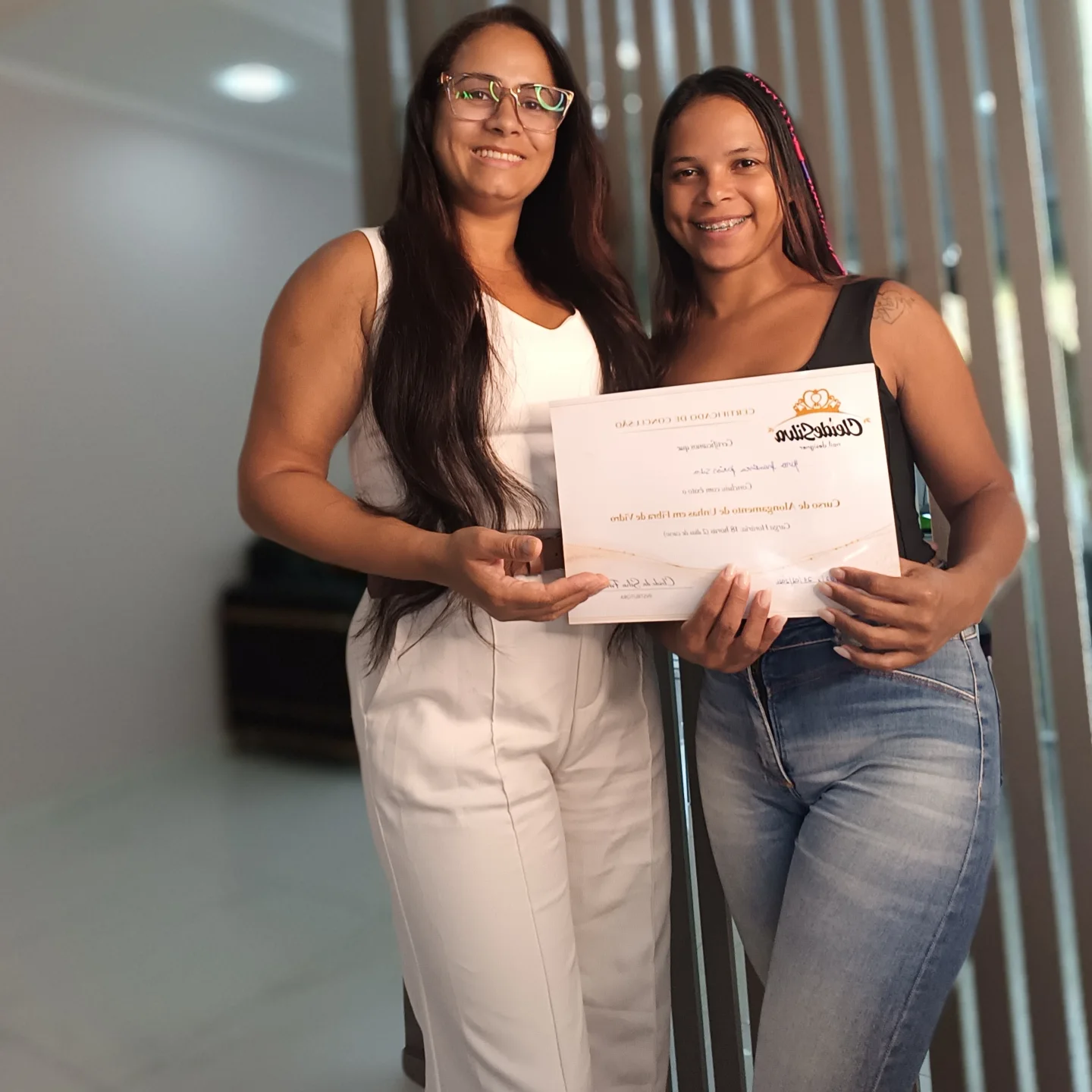 Cleide Silva entregando certificado para aluna